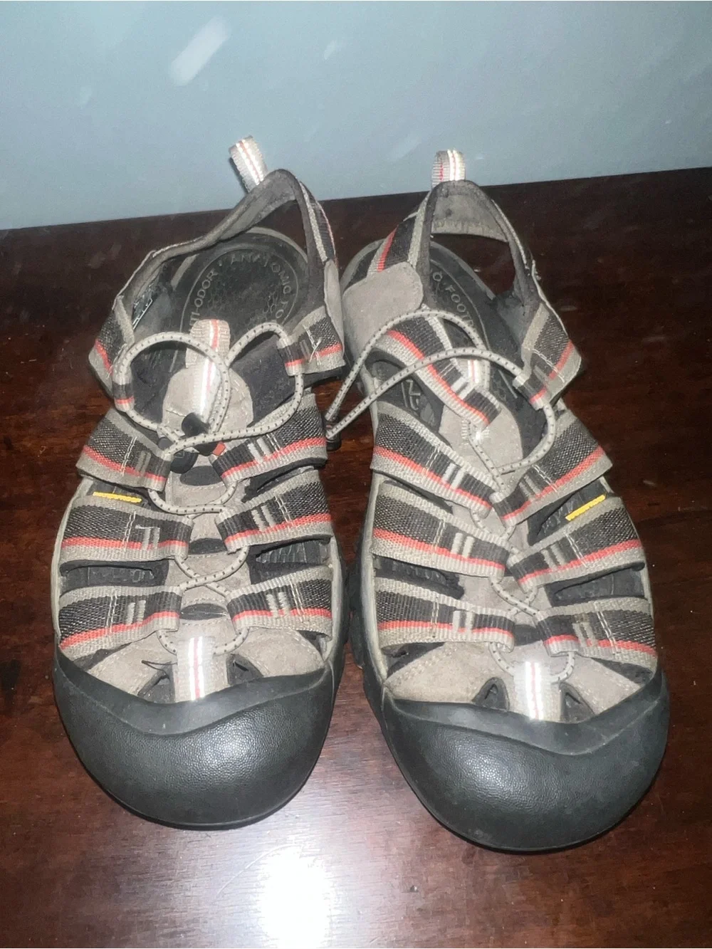 Men’s Closed-Toe Outdoor water shoes Sandals in Gray with Red Accents